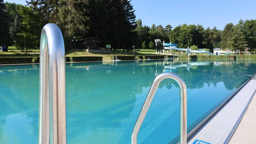 Das Schwimmerbecken mit neuer Edelstahlverkleidung. 