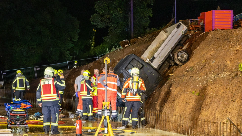 Der Pritschenwagen war mehrere Meter einen Hang hinabgestürzt. Die Feuerwehr sicherte den Transporter. Der Pritschenwagen war mehrere Meter einen Hang hinabgestürzt. Die Feuerwehr sicherte den Transporter.
