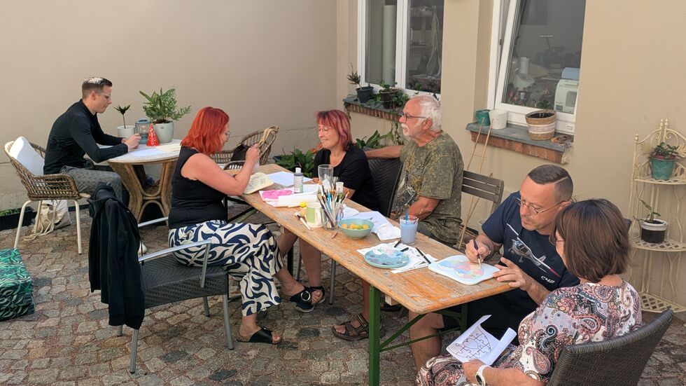 Im "Studio 1912" haben am Freitag Kreative ihre Fliesen bemalt