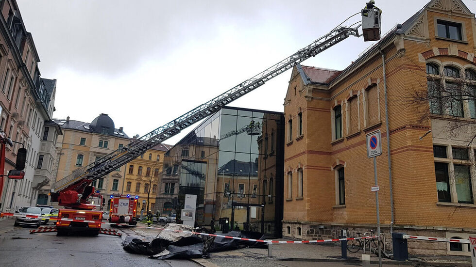 Vom "Haus der Vereine" ist ein Teil des Daches abgestürzt. © Mike Müller Vom "Haus der Vereine" ist ein Teil des Daches abgestürzt. © Mike Müller