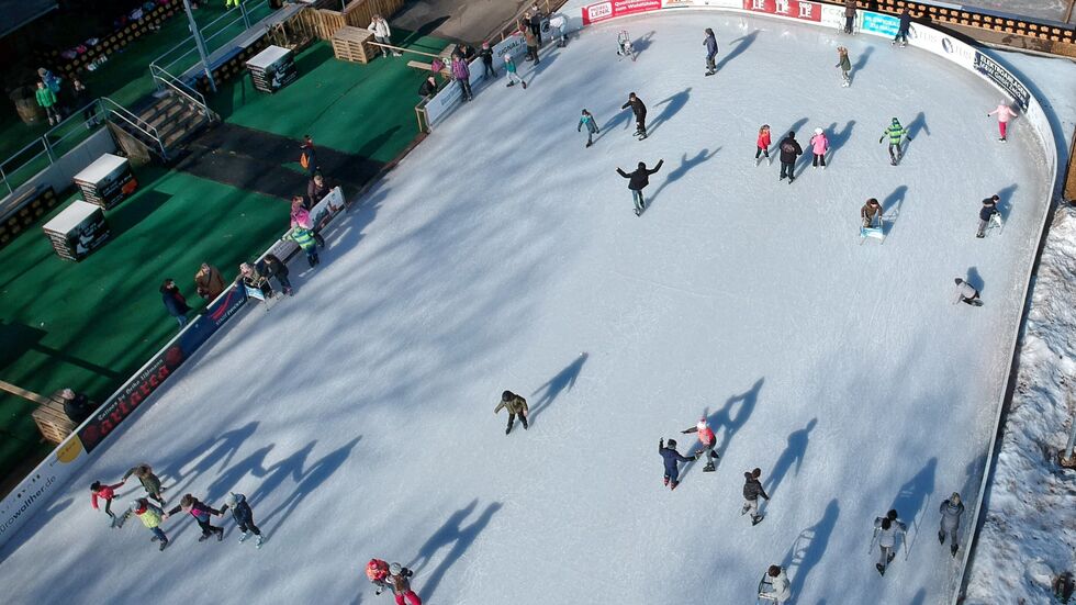 Mehrere Jahre wurde auf dem Gelände des früheren Erlenbades Schlittschuh gelaufen. Der neue Standort der Bahn ist noch nicht bekannt. Mehrere Jahre wurde auf dem Gelände des früheren Erlenbades Schlittschuh gelaufen. Der neue Standort der Bahn ist noch nicht bekannt.