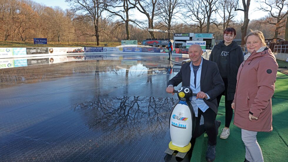 Helene Winkler, Elfried Börner und Hawila Middelstaedt von der Diakonie Westsachsen freuen sich, dass die Eisbahn bald aufmachen kann.