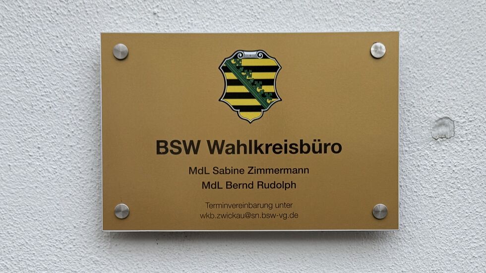Schild am Wahlkreisbüro Hauptstraße 18 Schild am Wahlkreisbüro Hauptstraße 18