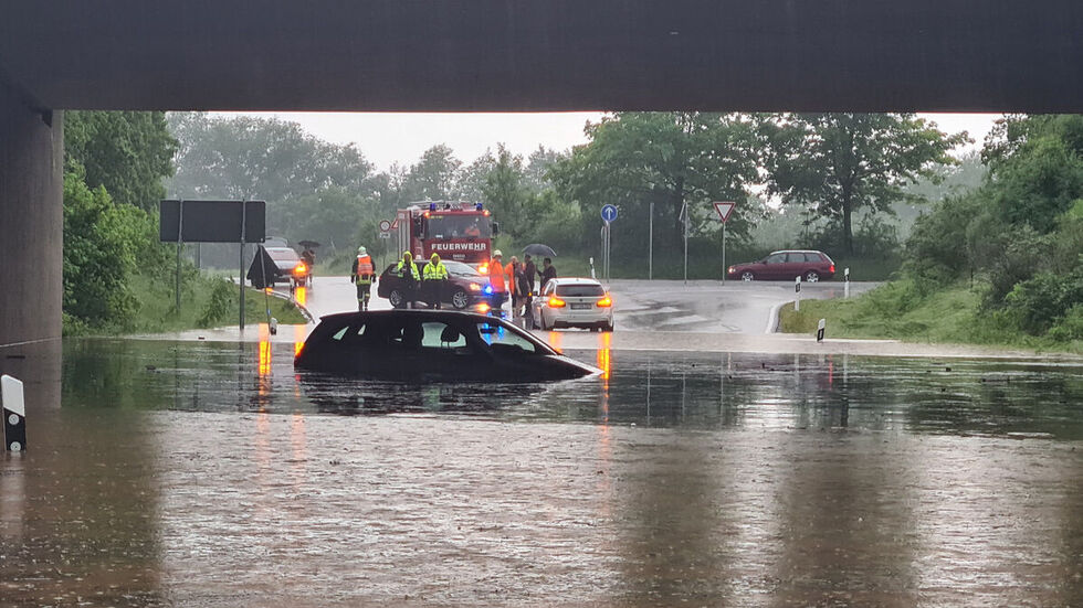 Unter der B 93-Brücke bei Crossen sammelte sich das Wasser. Mehrere Autos blieben darin stecken. Ein älterer Mann musste aus seinem Auto befreit werden.