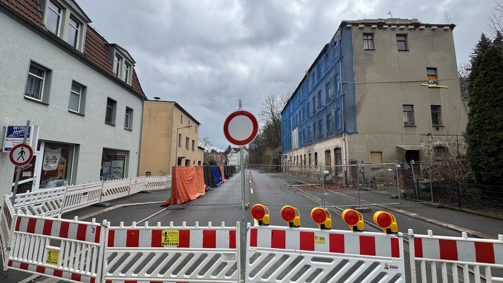 Die Straße vor dem Abrisshaus ist gesperrt. Die Straße vor dem Abrisshaus ist gesperrt.