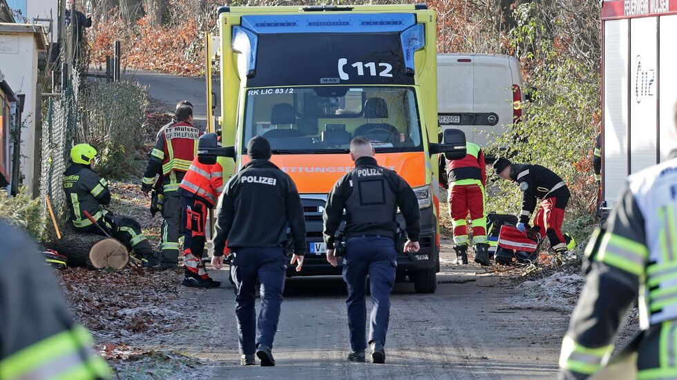 Einsatzkräfte am Unfallort