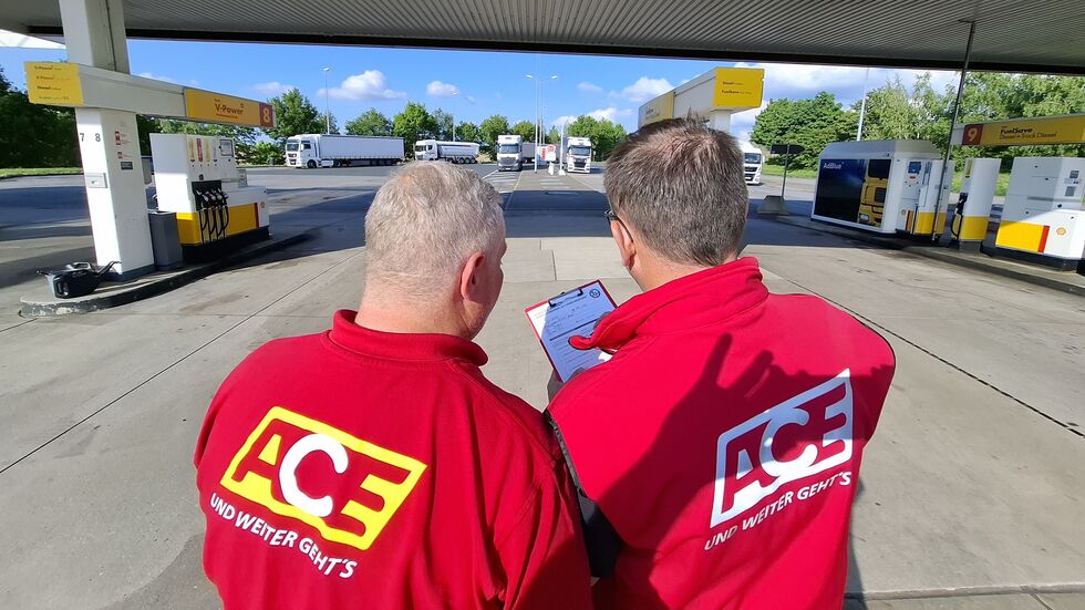 Lutz Meinhardt und Jörg Vieweg bei der Kontrolle an der Raststätte Auerswalder Blick.