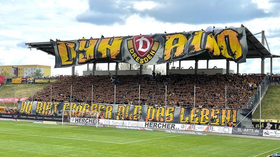 Vom Stadiondach aus hatten Dresdner Fans eine Choreografie gestartet. Vom Stadiondach aus hatten Dresdner Fans eine Choreografie gestartet.