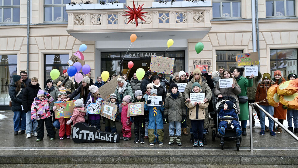 Eltern, Kinder und andere Bürger demonstrierten für den Erhalt der kleinen Kita.