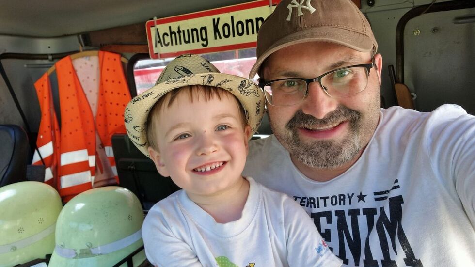 Ralf mit seinem dreijährigen Sohn Konstantin. Ralf mit seinem dreijährigen Sohn Konstantin.