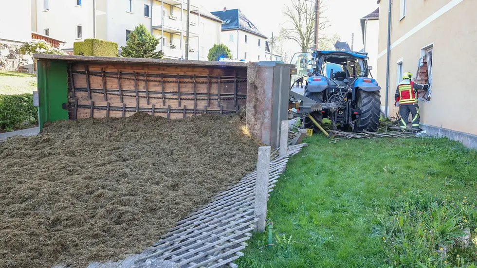 Der Anhänger mit Silage kippte um und hat sich auf der Fahrbahn entleert. 