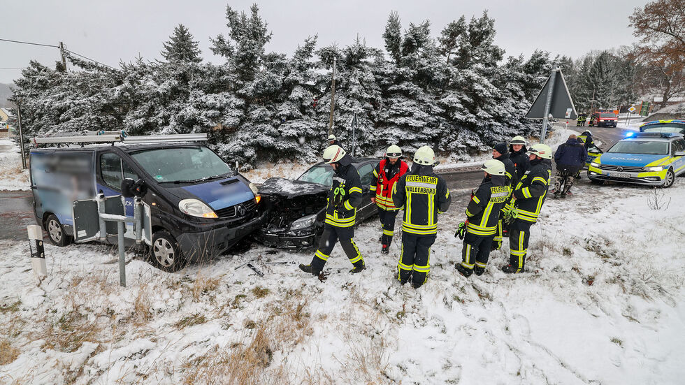 Zum Unfallzeitpunkt herrschten winterliche Straßenverhältnisse. Zum Unfallzeitpunkt herrschten winterliche Straßenverhältnisse.