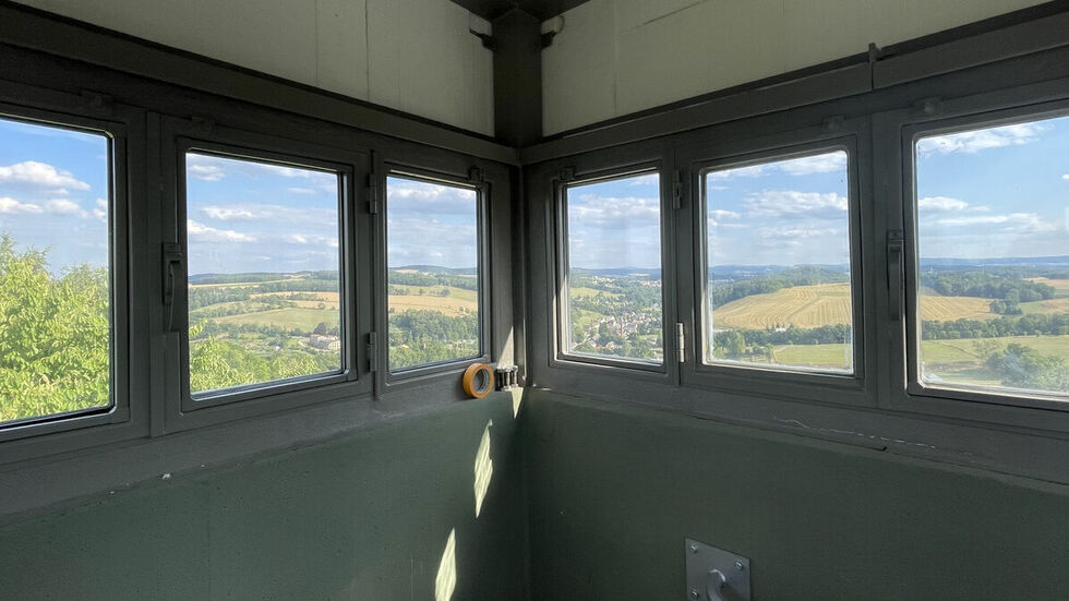 Unter der Aussichtsplattform befindet sich dieser wettergeschützte Raum. Unter der Aussichtsplattform befindet sich dieser wettergeschützte Raum.