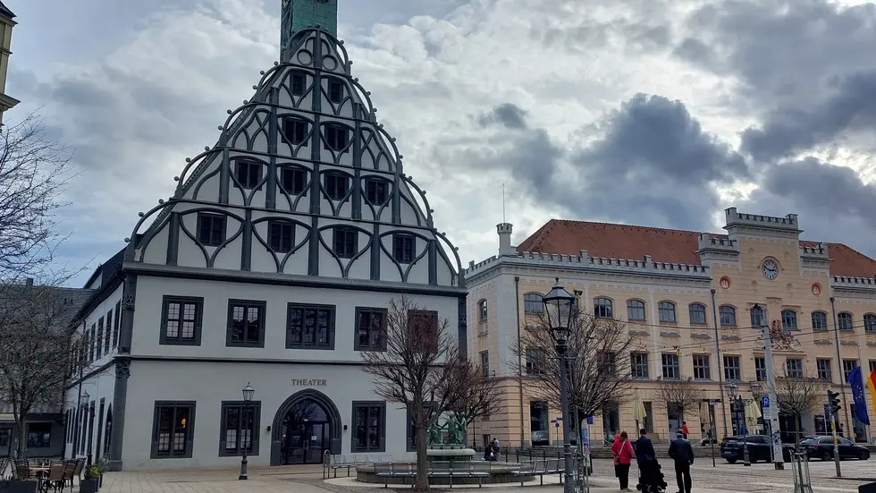 Direkt unter dem Giebel des Gewandhauses prangt die sagenumwobene Brille an der Fassade.