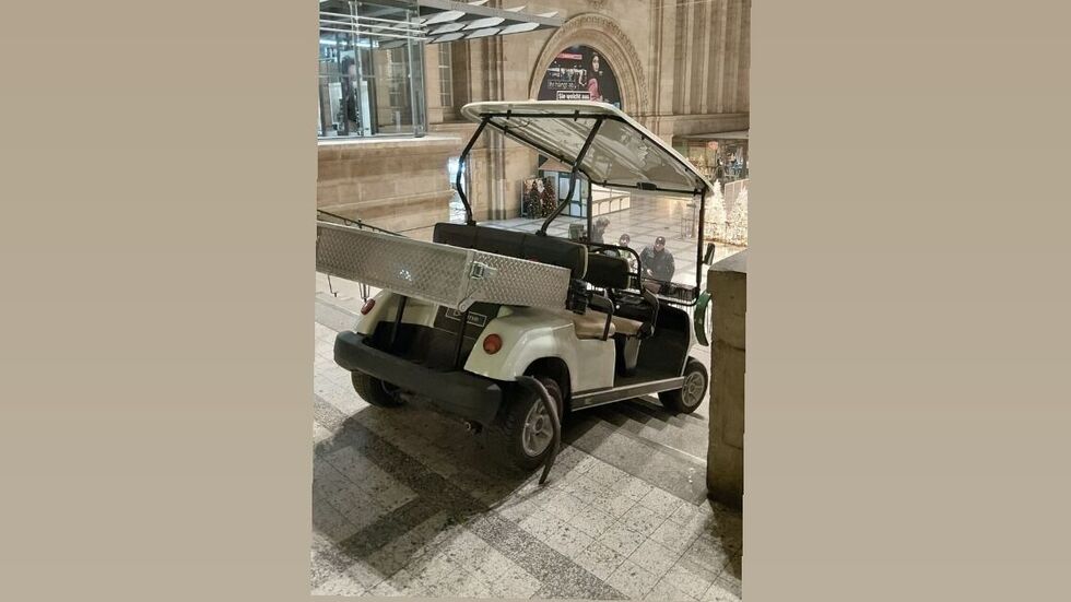 Die Ganoven versuchten vergeblich, das Fahrzeug der Deutschen Bahn über die Treppe in die Osthalle zu transportieren.