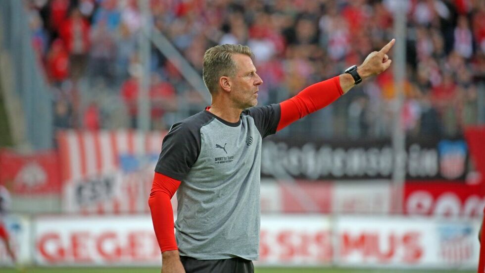 Rico Schmitt dirigiert an der Seitenlinie.  Rico Schmitt dirigiert an der Seitenlinie.