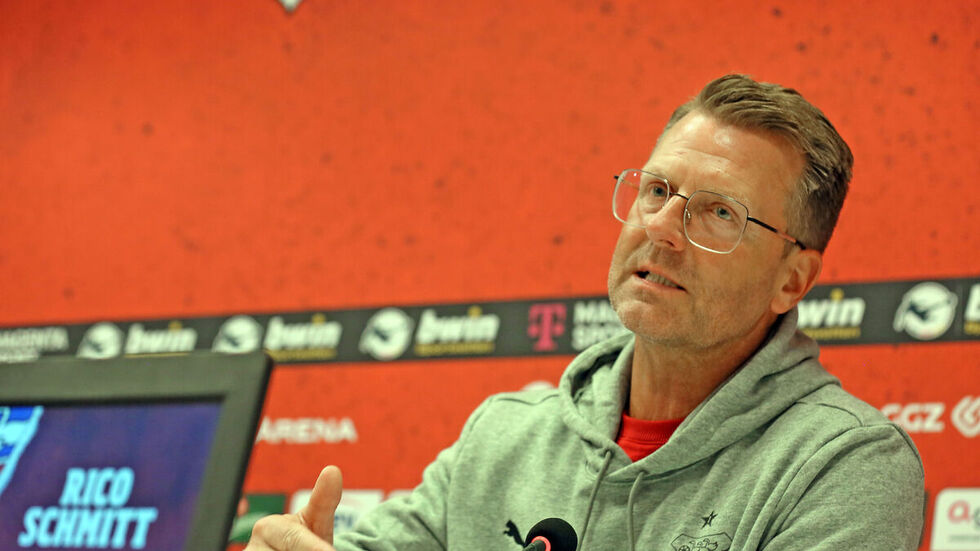 Rico Schmitt bei seiner ersten Pressekonferenz als Chefcoach beim FSV