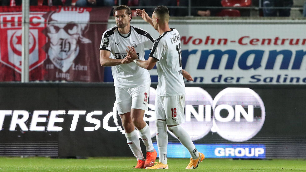 Die zwei Torschützen Ronny König und Maximilian Wolfram beim gemeinsamen Jubel über den Siegtreffer. © imago images/ Christian Schroedter