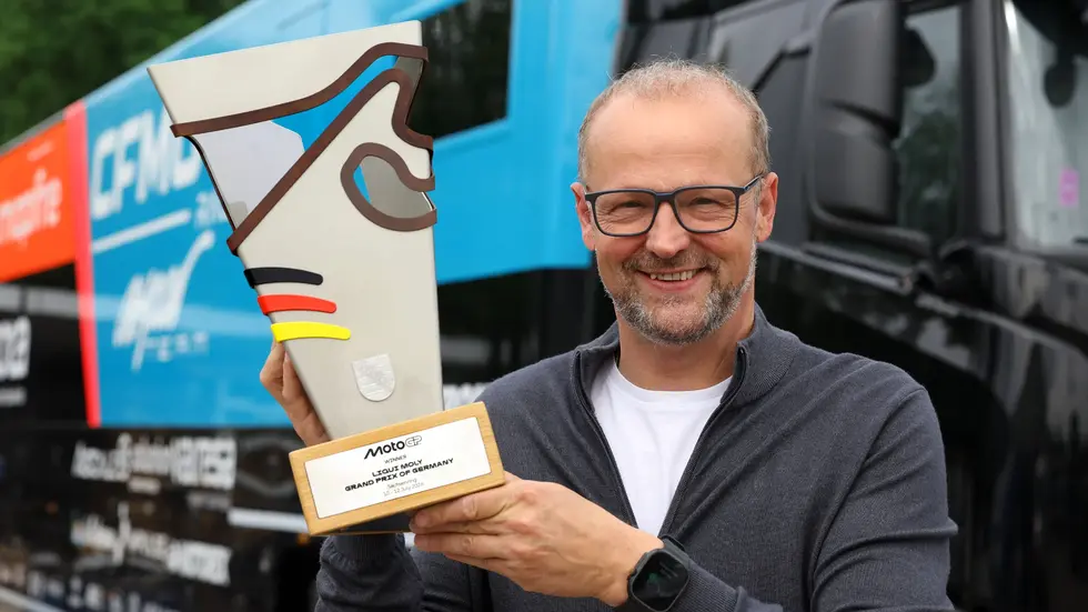 Dirk Maltitz mit dem neuen Pokal. Dirk Maltitz mit dem neuen Pokal.