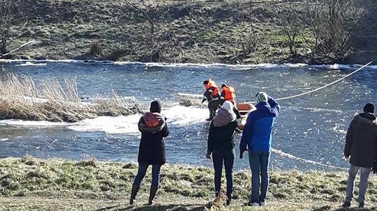 Per Schlauchboot konnten die Retter den Schwan erreichen und ans Ufer bringen. (c) Denis Wohlrab