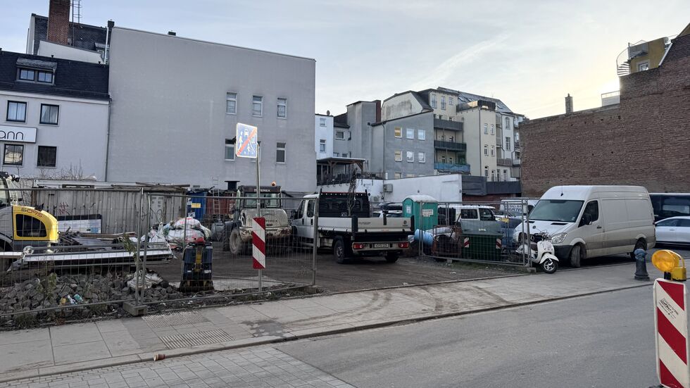 Bisher parken Autos auf der Fläche - und Baumaschinen. 