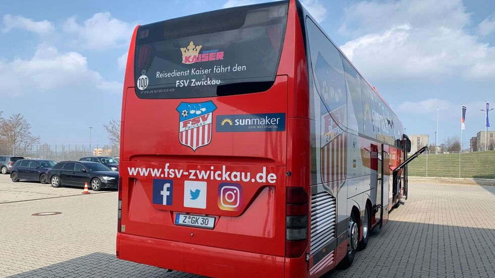 Der FSV Mannschaftsbus am Freitag kurz vor der Abreise Richtung Lotte, wo morgen das Spiel stattfinden soll. 
