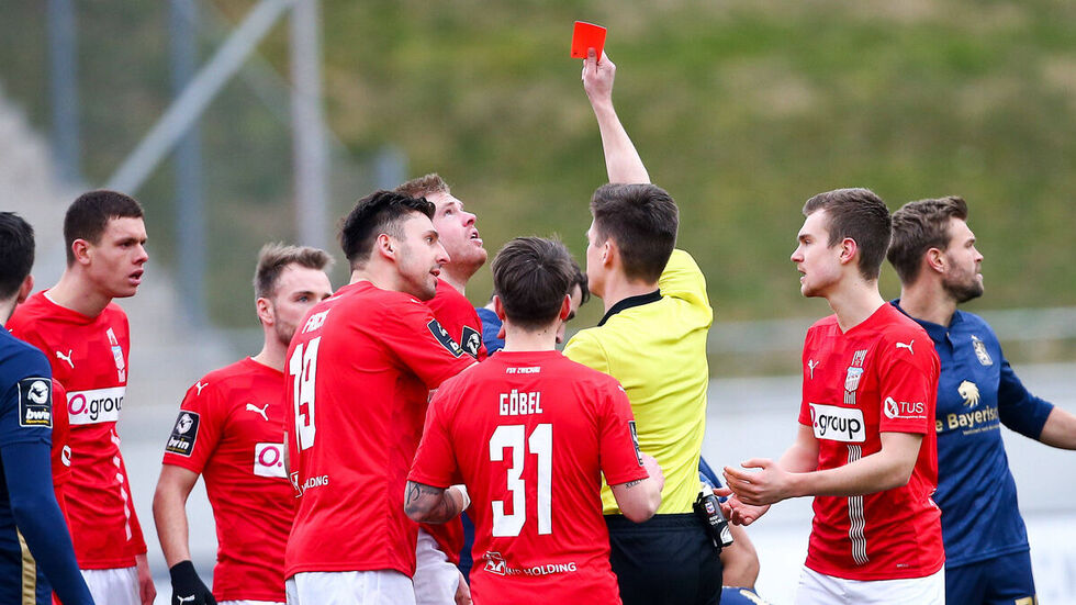 Schiedsrichter Patrick Hanslbauer zeigt Lars Lokotsch die Rote Karte. Schiedsrichter Patrick Hanslbauer zeigt Lars Lokotsch die Rote Karte.