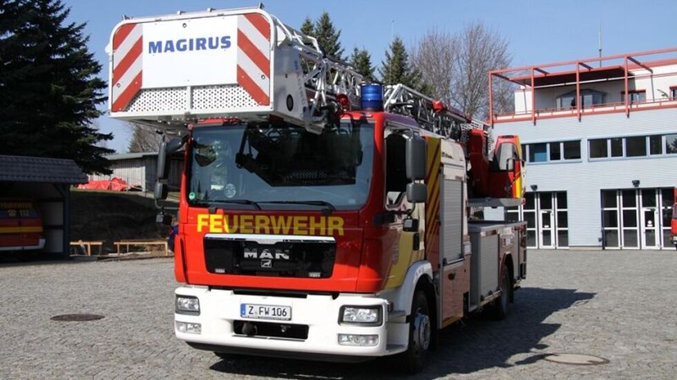 Das jüngere Drehleiterfahrzeug der Berufsfeuerwehr bei Dienstantritt. Das jüngere Drehleiterfahrzeug der Berufsfeuerwehr bei Dienstantritt.