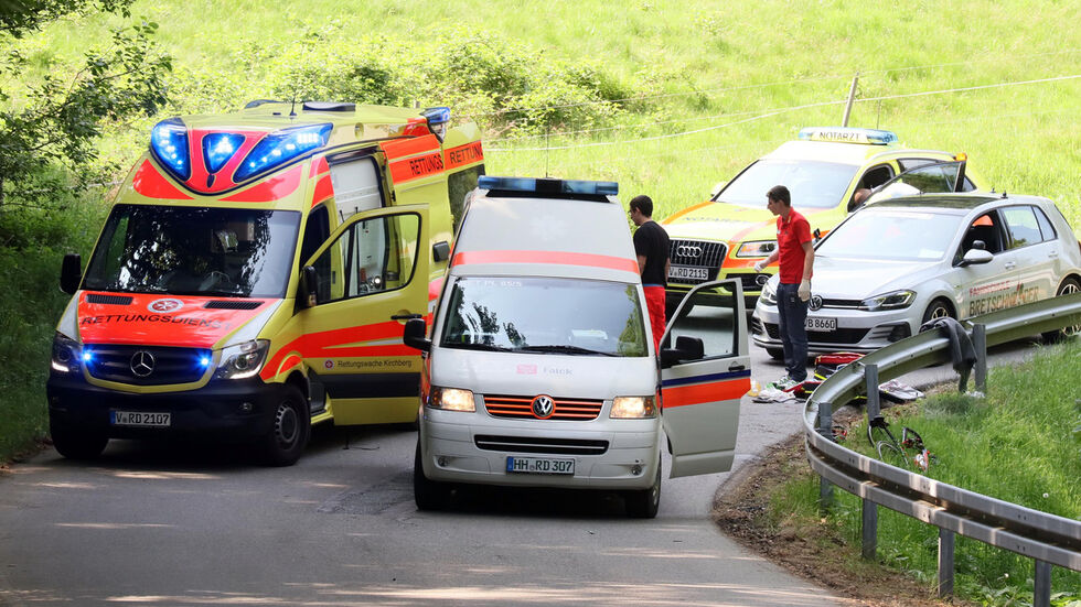 Rettungskräfte an der Unfallstelle. Foto: Redaktion. Rettungskräfte an der Unfallstelle