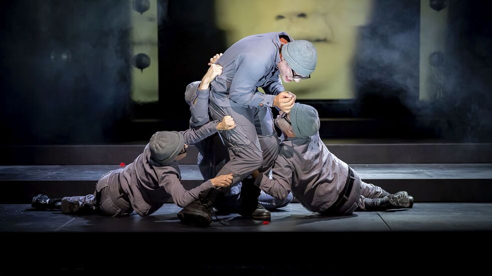 Die Szene zeigt die Hauptfigur des Soldaten Beckmann, der nach dem Krieg in eine veränderte Realität zurückkommt.