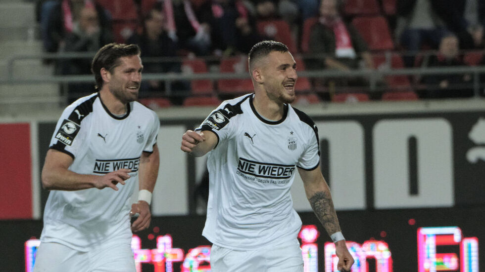 Maximilian Wolfram (re.) beim Torjubel mit Ronny König (li.) © imago images/ Jan Hübner