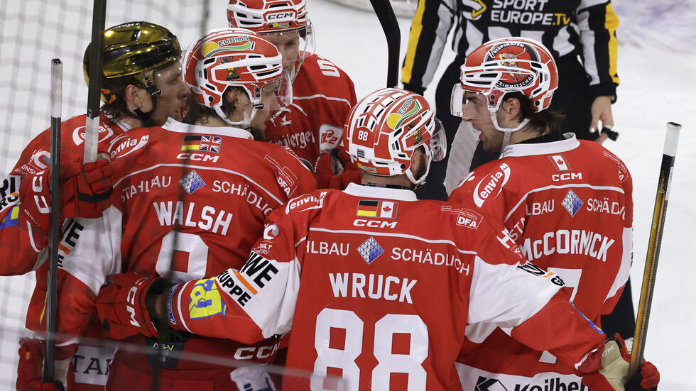 Die Eispiraten starteten schwungvoll gegen Düsseldorf und erspielten sich im ersten Drittel mehrere hochkarätige Chancen. Die Eispiraten starteten schwungvoll gegen Düsseldorf und erspielten sich im ersten Drittel mehrere hochkarätige Chancen.