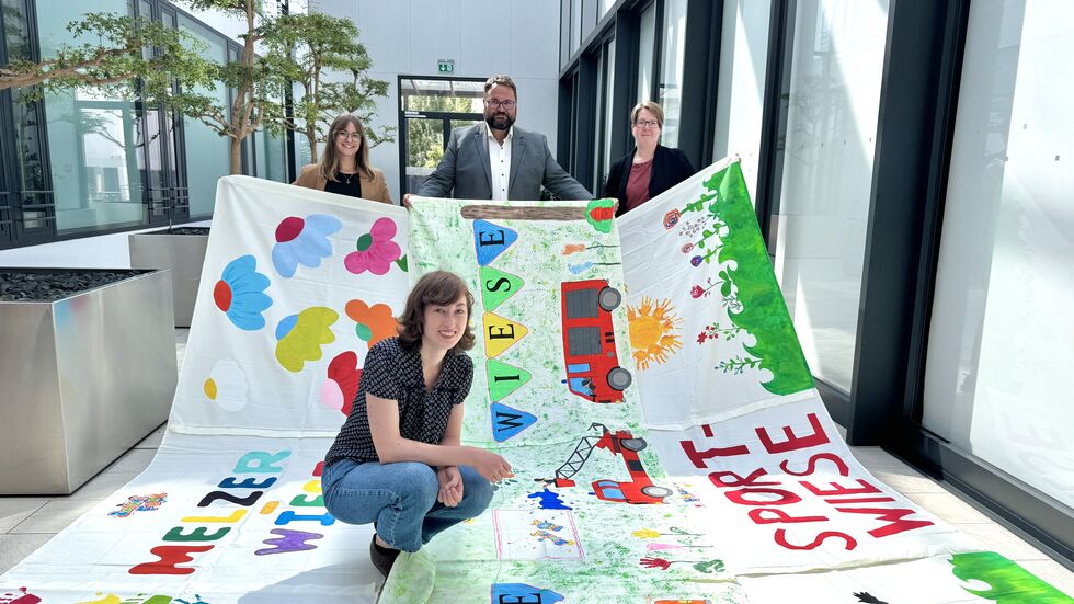 Zwikkifaxx-Chefin Sabina Kemnitzer (vorn), dahinter Sophie Beetz (Sponsor ZEV), Kulturbürgermeister Sebastian Lasch und 
Kristin Janetzko (Sponsor VW Sachsen) beim Medientermin am Donnerstag im Rathaus
