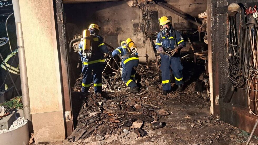 Feuerwehrleute in der explodierten Garage an der Ernst-Thälmann-Straße im Laußiger Ortsteil Pristäblich.