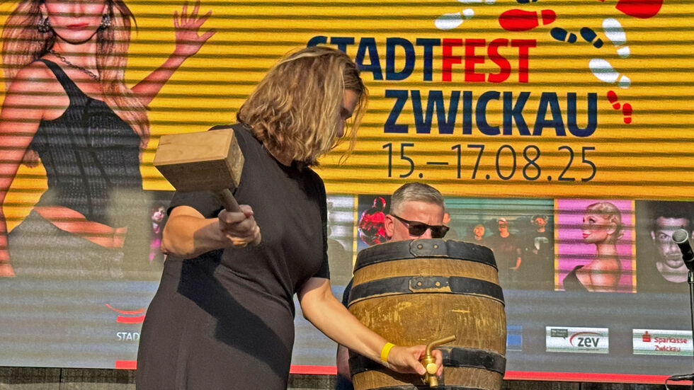 Constance Arndt waltet ihres Amtes.