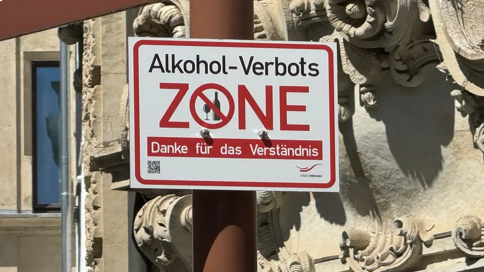 Mit diesem Schild weist die Stadt auf die Alkoholverbotszone hin. Mit diesem Schild weist die Stadt auf die Alkoholverbotszone hin.