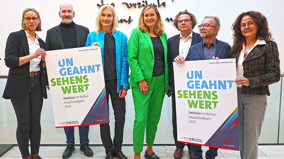 Zwickaus OB Constance Arndt (Mitte), Kulturamtsleiterin Bianca Dommes (3.v.l.) und Paul Kaiser vom Dresdner Institut für Kulturstudien (3.v.r.) haben am Dienstag zusammen mit anderen Verantwortlichen das Programm im Kulturhauptstadtjahr vorgestellt.