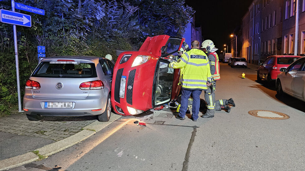 Die Feuerwehr musste die Frau aus dem roten Auto befreien. Die Feuerwehr musste die Frau aus dem roten Auto befreien.