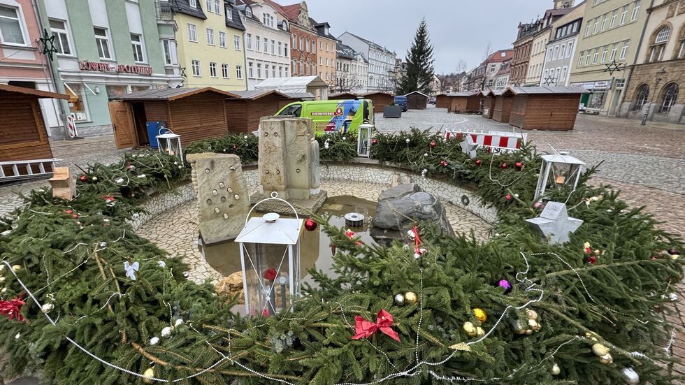 Ein riesiger Adventskranz wurde auf dem Marktbrunnen angebracht. Die Kerzen daran werden am 3. Adventssonntag entzündet. Ein riesiger Adventskranz wurde auf dem Marktbrunnen angebracht. Die Kerzen daran werden am 3. Adventssonntag entzündet.