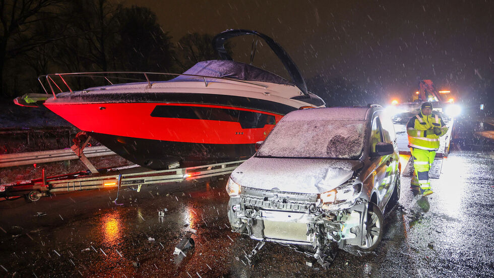 Auslöser für den zweiten Unfall war ein Pkw mit Bootsanhänger. Auslöser für den zweiten Unfall war ein Pkw mit Bootsanhänger.