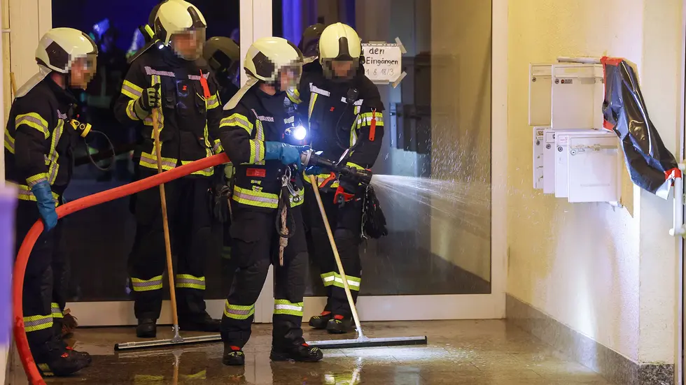 Die Feuerwehr reinigte den Bereich im Flur. Die Feuerwehr reinigte den Bereich im Flur.