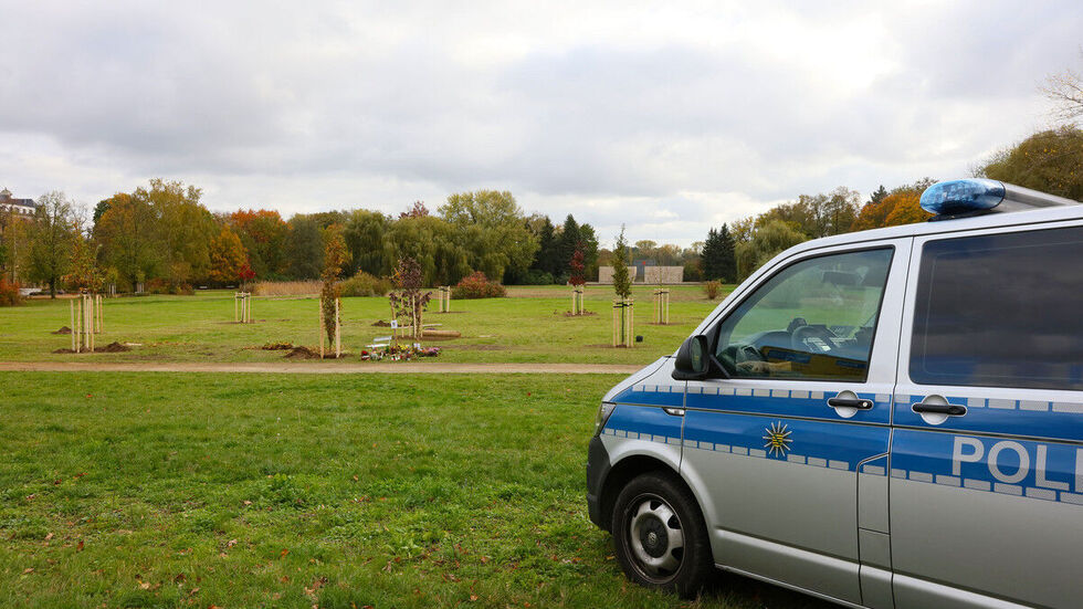 Seit der Pflanzung der Bäume am Montag bewacht die Polizei den Gedenkort. © Ralph Köhler/propicture Seit der Pflanzung der Bäume am Montag bewacht die Polizei den Gedenkort. © Ralph Köhler/propicture