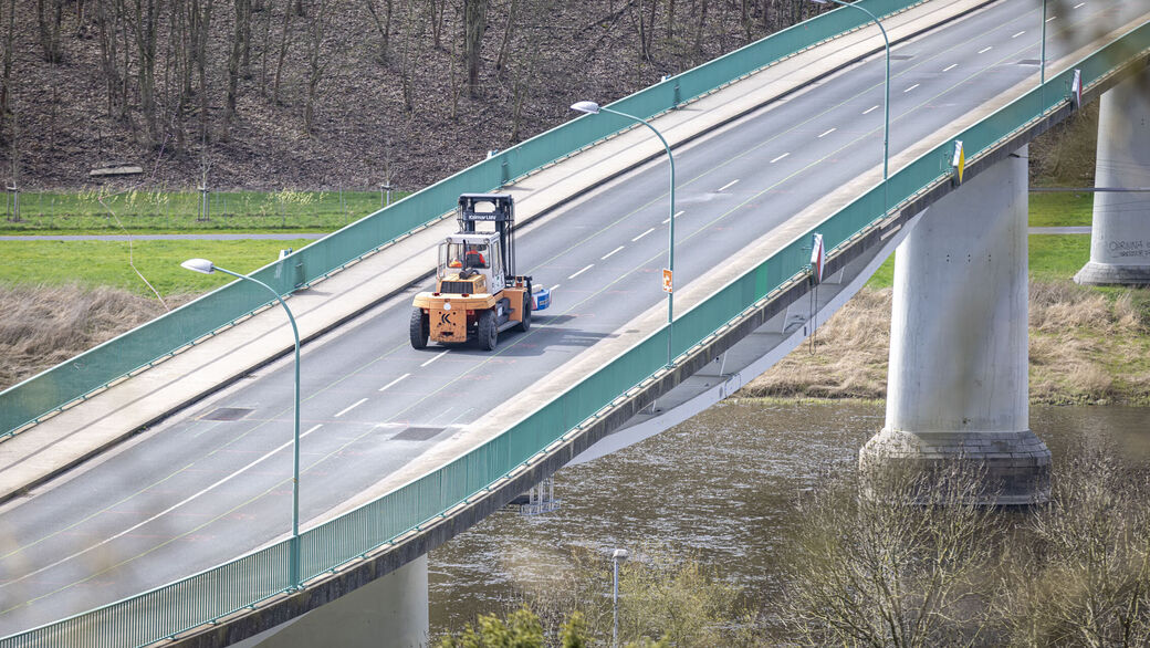 Nur ein Job für Hartgesottene: Auf einer einsturzgefährdeten Brücke fahren.