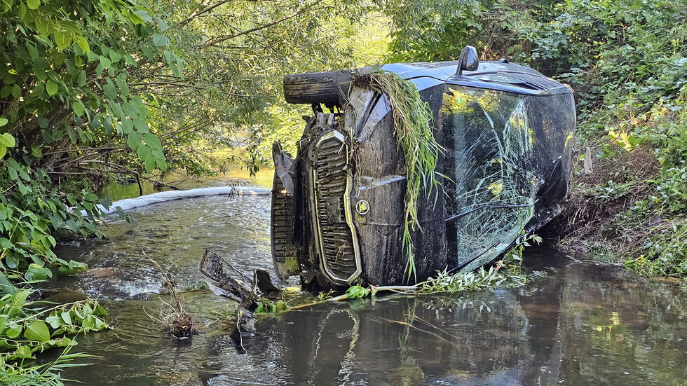 Auf der Fahrerseite landete der Skoda im Rödelbach.