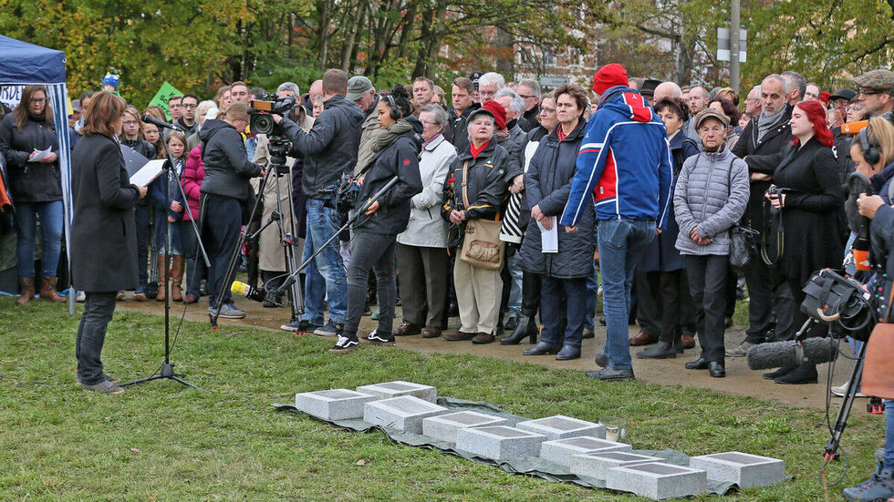 Pia Findeiß: „Mit diesen Gedenkbäumen erinnern wir an die Opfer des NSU. Wir zeigen, dass der NSU ein Teil der Zwickauer Geschichte ist." © Ralph Köhler/propicture Pia Findeiß: „Mit diesen Gedenkbäumen erinnern wir an die Opfer des NSU. Wir zeigen, dass der NSU ein Teil der Zwickauer Geschichte ist." © Ralph Köhler/propicture