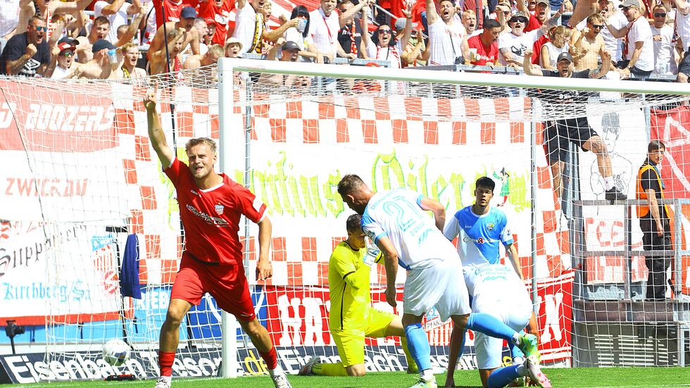 Zwickaus Luis Klein jubelt über das Tor des Tages in Chemnitz 
