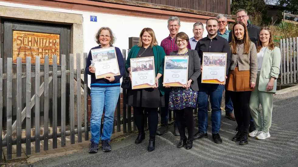 Symbolische Scheckübergabe war am Mittwoch im Vereinshaus der Planitzer Schnitzer. 