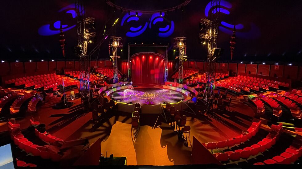 Noch sind die Plätze leer. Zur Premiere am Donnerstagabend wird es aber rappelvoll im Weihnachtszirkus. Noch sind die Plätze leer. Zur Premiere am Donnerstagabend wird es aber rappelvoll im Weihnachtszirkus.