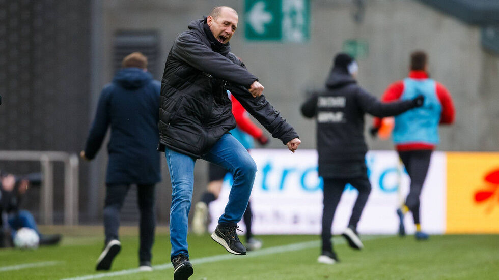 Joe Enochs beim Freudentanz nach dem 2:2 Unentschieden gegen Lautern. 