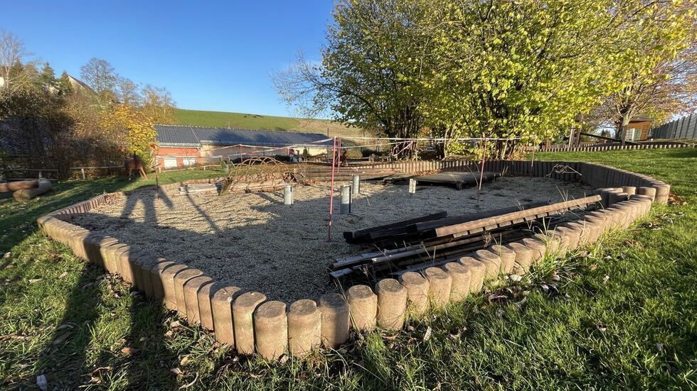 Aktuell können die Kinder nur die Wiese im Außenbereich der Kita nutzen. Der alte Spielturm musste abgerissen werden.